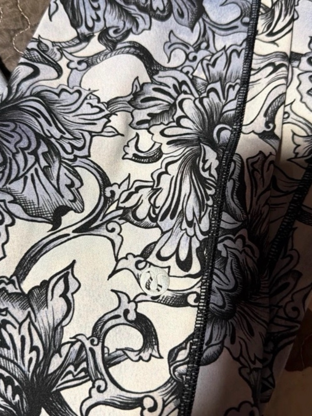 Lululemon lilac & Black Floral Women’s Lightweight leggings